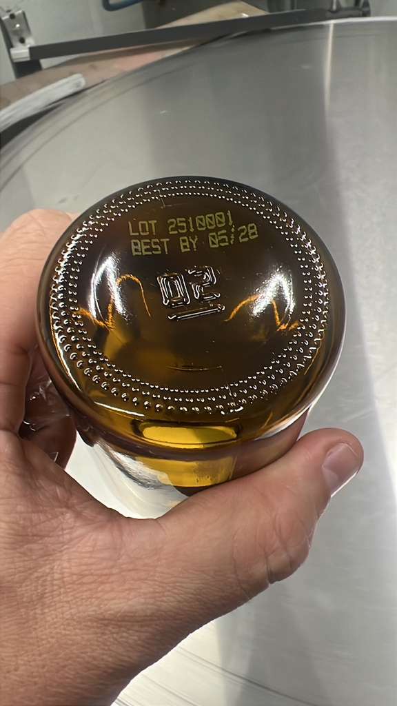 Frasco sellado con número de lote impreso